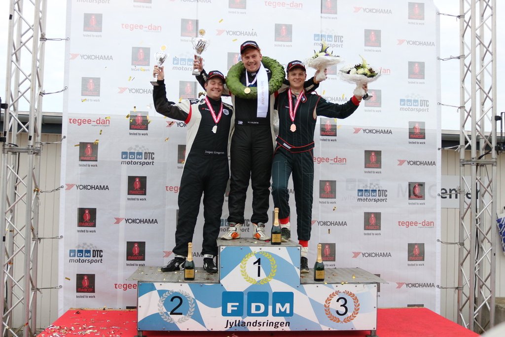 De tre bedste kørere for sæsonen 2018. Mathias Valentin (i midten) tog guldet foran forsvarende mester Jesper Gregersen (til venstre) og Mikkel Njor, som sikrede sig DM bronze (til højre)
(Foto: Agnes Straarup)